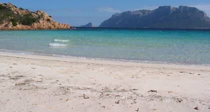 Close to the beach, 7 people appartement Tavolara's Island Bay view WiFi, AC.
