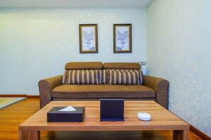 Deluxe Suite, 2 Single Beds, River View | Desk, blackout drapes, iron/ironing board, free WiFi - Qing Ya Apartment Chongqing (Chongqing)