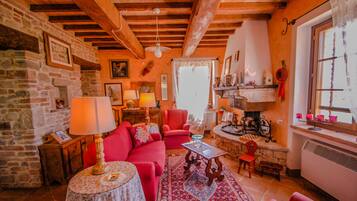 Smart-TV, Kamin, DVD-Player, Stereoanlage