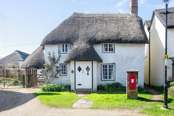 Swallows Cottage is an 18th century cottage in a quiet lane in Bere Regis