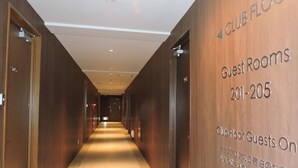 A hotel hallway with wooden walls and a sign indicating guest rooms 201-205 on the Club Floor. - Shigakogen Hotel Ichibokaku (Yamanouchi)