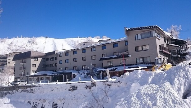 A multi-story hotel with a modern design, featuring balconies and large windows. - Shigakogen Hotel Ichibokaku (Yamanouchi)