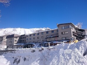 A multi-story hotel with a modern design, featuring balconies and large windows. - Shigakogen Hotel Ichibokaku (Yamanouchi)
