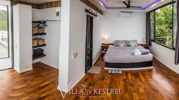 3 Bedrooms Villa | Desk, free WiFi