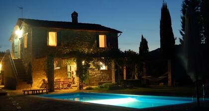 TODI NEARBY Stone farmhouse, with pool, garden, bush and Wi Fi