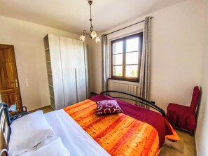 5 bedrooms, iron/ironing board, free WiFi, bed sheets
