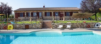 House with private pool, large garden at 6km from Todi. Panoramic views!!!