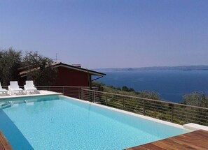 Una piscina cubierta