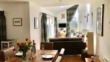 Smart TV, livros, aparelho de som