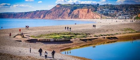 Perto da praia, espreguiçadeiras