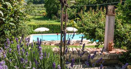 Detached villa with private pool 20 kms from Todi & Spoleto. Quiet area