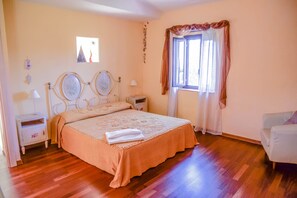 5 bedrooms, iron/ironing board, free WiFi, bed sheets