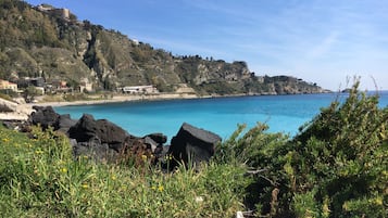 Sulla spiaggia, lettini da mare