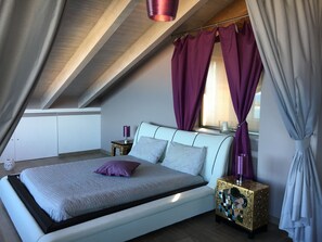 2 室のベッドルーム、デスク、アイロン / アイロン台、旅行用ベビーベッド