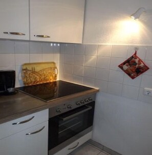 Kühlschrank, Ofen, Herdplatte, Wasserkocher mit Kaffee-/Teezubehör