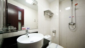 A bathroom with a sink, toilet, and shower. - OYO 8027 Li Hu Business Hotel (Shenzhen)