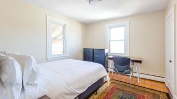 Apartment | 3 bedrooms, individually decorated, individually furnished, desk