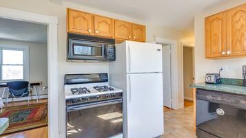 Apartment | Private kitchen | Fridge, microwave, oven, stovetop