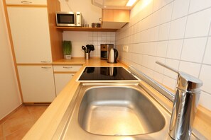 Kühlschrank, Mikrowelle, Ofen, Geschirrspüler