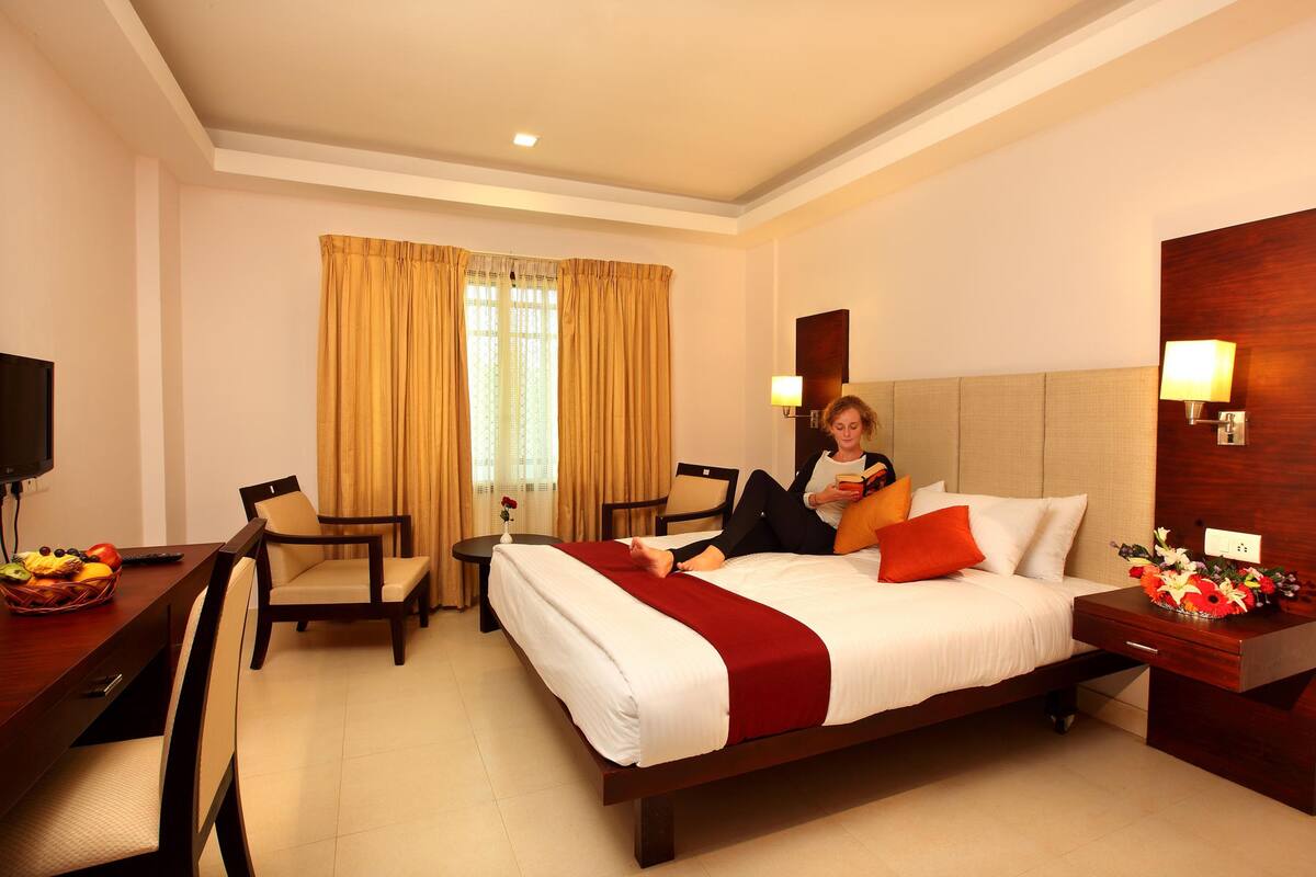 Executive Room, 1 King Bed | Minibar, in-room safe, desk, iron/ironing board