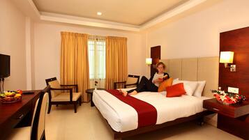 Executive Room, 1 King Bed | Minibar, in-room safe, desk, iron/ironing board