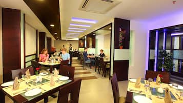 ๋งค์ผ ์ ๋ฝ์ ์์นจ ์์ฌ(1์ธ๋น INR 210)