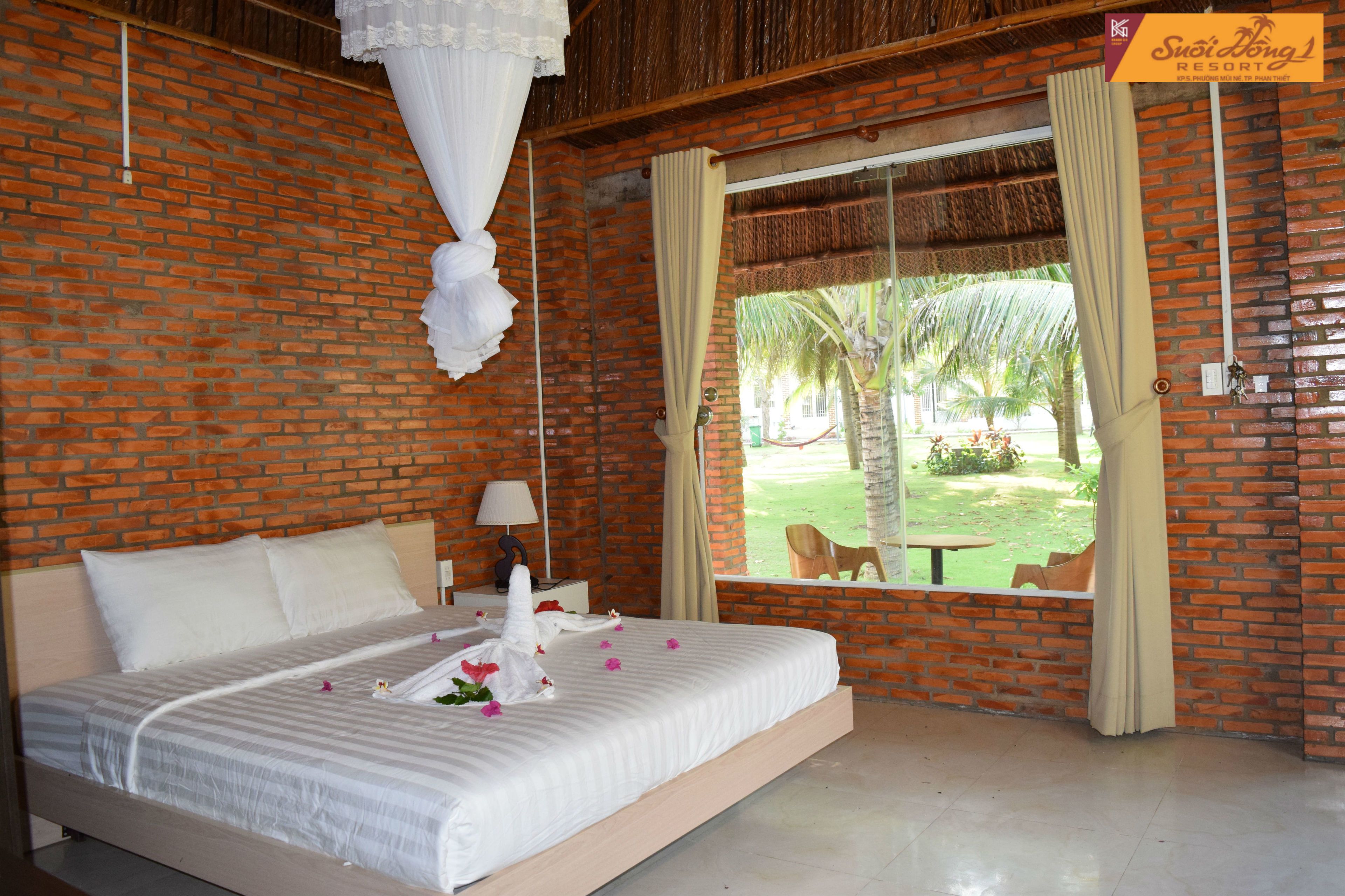 Minibar, desk, free WiFi, bed sheets