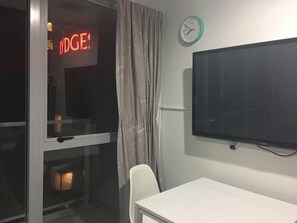 Kaupunkihuoneisto, 2 makuuhuonetta, parveke, näköala satamaan | 2 makuuhuonetta, italialaiset Frette-lakanat, ylelliset vuodevaatteet