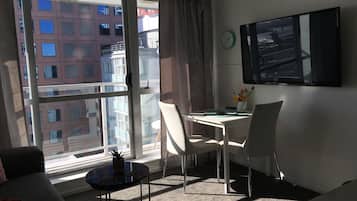 Apartamento urbano, 2 quartos, sacada, vista para o porto | 2 quartos, lençóis italianos Frette, roupas de cama premium