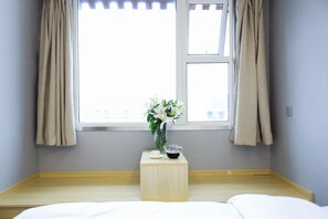 Individually furnished, desk, laptop workspace, blackout drapes - Alley Youth Hostel (Xi'an)