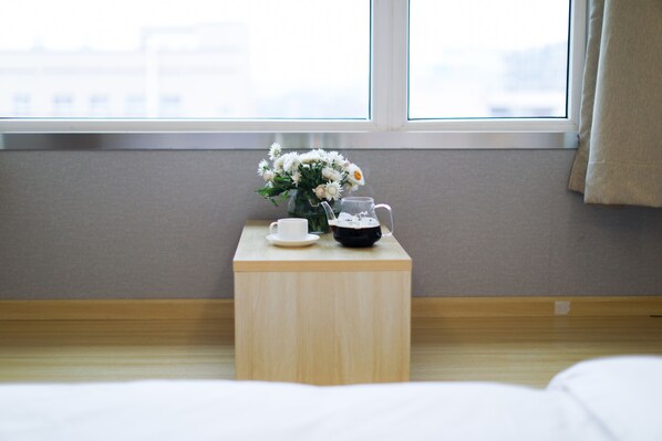 Individually furnished, desk, laptop workspace, blackout curtains - Alley Youth Hostel (Xi'an)