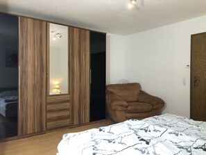 1 bedroom, in-room safe, iron/ironing board, free WiFi