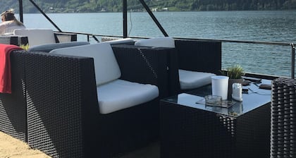 Aurinkoinen 2 huoneen huoneisto, josta on upea näköala Millstattjärvelle
