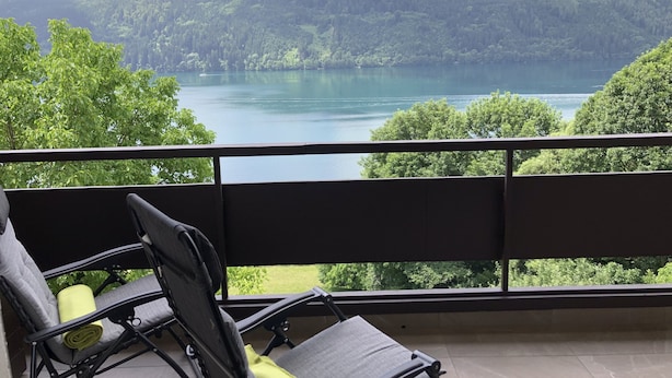 A balcony with a view of a lake and mountains. - Sunny 2 room apartment with a fantastic view of Lake Millstatt (Millstatt)