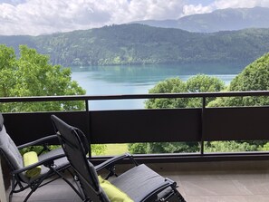 A balcony with a view of a lake and mountains. - Sunny 2 room apartment with a fantastic view of Lake Millstatt (Millstatt)