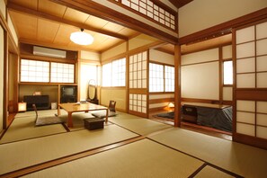 Individually decorated, individually furnished, laptop workspace - Shimizu Ryokan (Yufu)