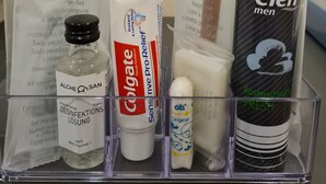 A dental care organizer with items like toothpaste, mouthwash, and a toothbrush. - Apartment-32609de (Hüllhorst)