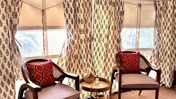 Luksustelttamajoitus, 1 parisänky | Työpöytä, pimennysverhot, ilmainen Wi-Fi, vuodevaatteet