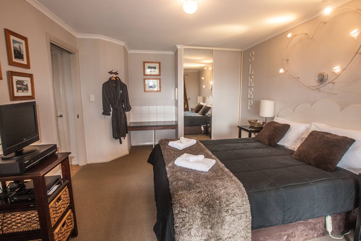 Luxury-Chalet, 2 Schlafzimmer, Whirlpool, Bergblick | 2 Schlafzimmer, Verdunkelungsvorhänge, Bügeleisen/Bügelbrett, Babybetten