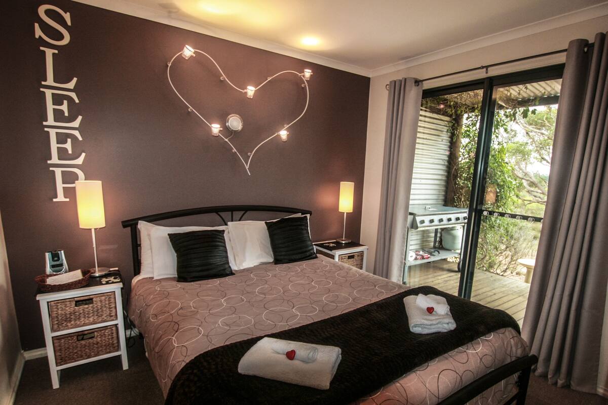 Luxury-Chalet, 2 Schlafzimmer, Badewanne, Bergblick | 2 Schlafzimmer, Verdunkelungsvorhänge, Bügeleisen/Bügelbrett, Babybetten