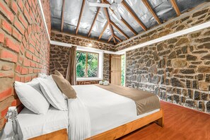 One Bedroom Streamside Suite with Balcony | Két bảo mật tại phòng, trang trí khác biệt 