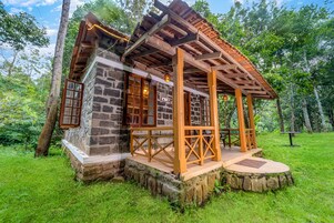 One Bedroom Streamside Suite with Balcony | Caja fuerte, decoración individual, mobiliario individual y escritorio