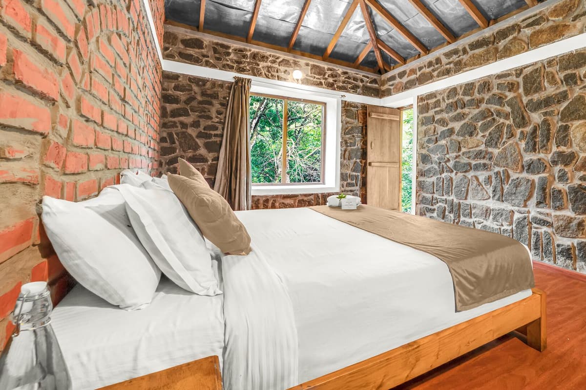 One Bedroom Valley View suite with Balcony | Coffre-fort, décor unique, ameublement unique, bureau