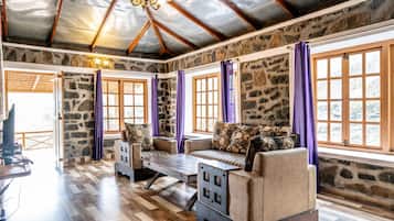 Two Bedroom Valley View Suite Villa with Private Pool with Jacuzzi | ๊ฑฐ์ค ๊ณต๊ฐ | LED TV, ํธ์ฆ๋ณผ, ํ๊ตฌ