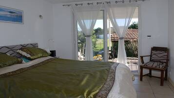 6 bedrooms, iron/ironing board, WiFi, bed sheets