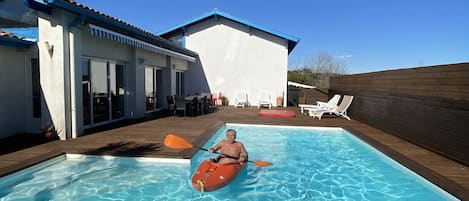 Una piscina al aire libre, una piscina climatizada