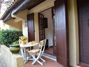 Outdoor dining - Cozy Studio for 2, 500m from Beach, Terrace, Parking Included - Le Lavandou (Le Lavandou)