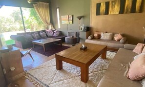 TV, peis, DVD-spiller og bøker