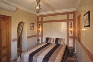 3 عدّة غرف نوم وخزنة داخل الغرفة ومكتب ومكواة/لوح كي