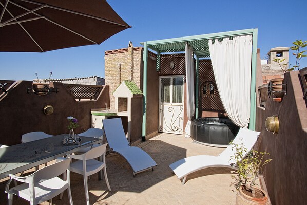 تناول الطعام بالخارج